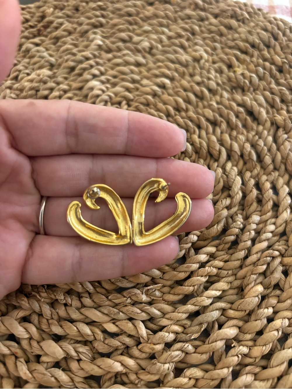 Vintage Gold tone open heart stud earrings 90s costume - Picture 2 of 2